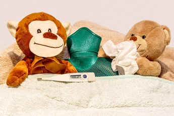 Как маленькому ребенку поставить горчичники, пополоскать горло, дать таблетку - aptechka.org